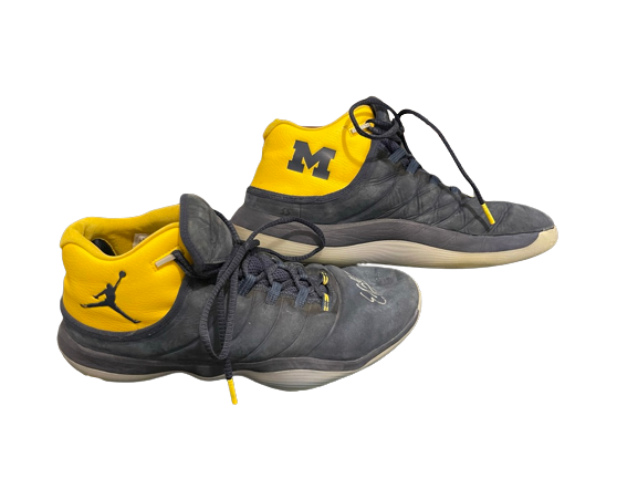 Eli Brooks Michigan Basketball SIGNED & INSCRIBED 2017-2018 MAUI INVITATIONAL GAME WORN Player Exclusive Shoes (Size 11.5) - Photo Matched