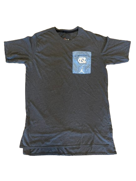 Justin Pierce North Carolina Basketball Team Exclusive T-Shirt with UNC Pocket on Front (Size L)