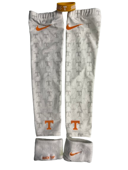 Doneiko Slaughter Tennessee Football Player Exclusive Arm Accessory Set (2 Arm Sleeves / 2 Sweatbands / 1 Bracelet)