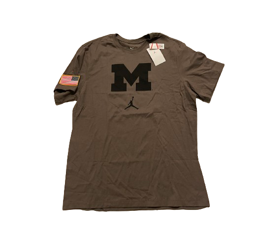 Michigan Football Team Exclusive T-Shirt with Sewn on American Flag (Size L) - New with Tags