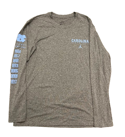 Justin Pierce North Carolina Basketball Team Exclusive Long Sleeve Shirt with National Championships on Sleeve (Size XL)