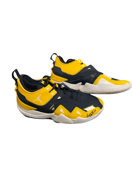 Eli Brooks Michigan Basketball SIGNED & INSCRIBED 2020-2021 GAME WORN Player Exclusive Shoes (Size 11.5) - Photo Matched