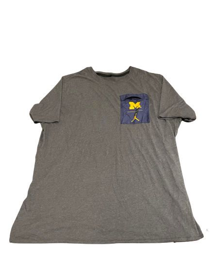 Chris Hinton Michigan Football Team Issued T-Shirt with Pouch (Size 3XL)
