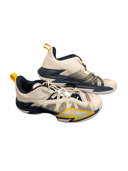 Eli Brooks Michigan Basketball SIGNED & INSCRIBED 2021-2022 GAME WORN Player Exclusive Shoes (Size 11.5) - Photo Matched