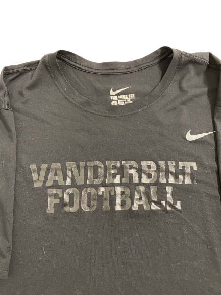 Daevion Davis Vanderbilt Football Player-Exclusive T-Shirt With Name on Back (Size XXXL)