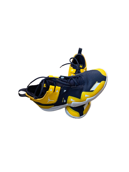 Mike Smith Michigan Basketball Team Issued Shoes (Size 11)